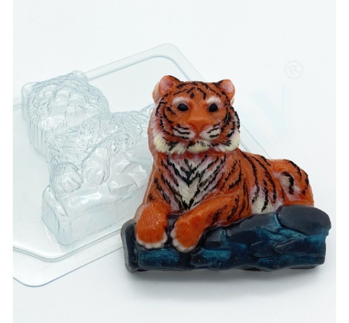 Тигр лежит на камнях, пластиковая форма